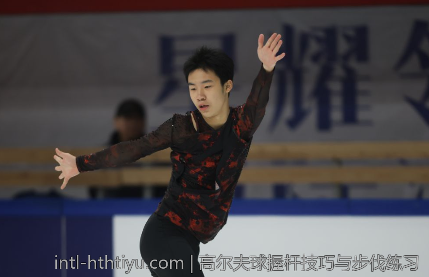 高尔夫球握杆技巧与步伐练习